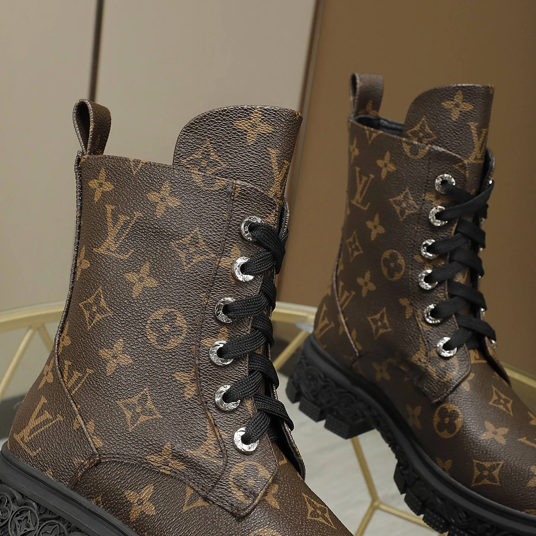 High Quality  LUV BOOTS 039