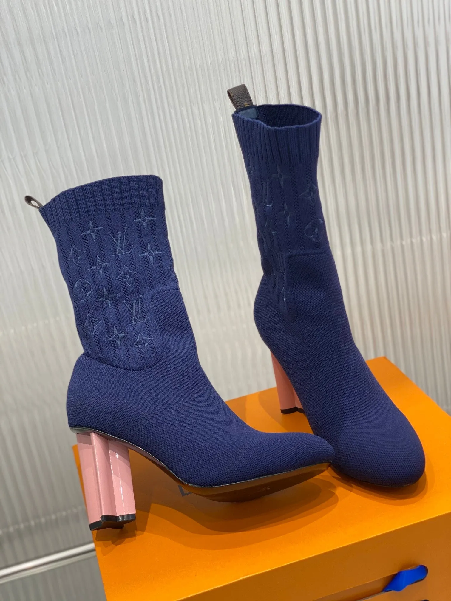 High Quality  LUV BOOTS 049
